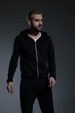 Çekici, genç bir adam spor takımı giyiyor ve...