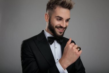 Olumlu bir damadın gülüşünü ve bakışlarını kapat.