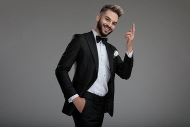 Neşeli damat selamlıyor ve yürüyor. 