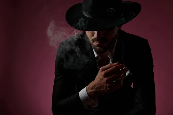 Motivato uomo misterioso fumare e mostrando il suo anello — Foto Stock