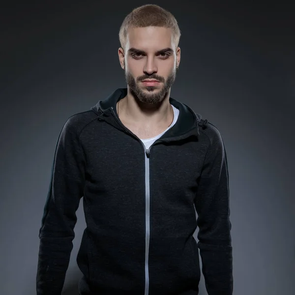 Junges Mode-Model trägt Turnanzug auf grauem Hintergrund — Stockfoto