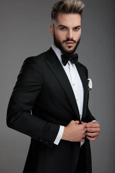 Kendine güvenen damat ceketinin düğmelerini açıyor. — Stok fotoğraf