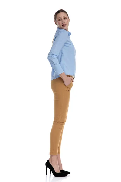 Joven mujer de negocios vistiendo camisa azul y mirando al costado — Foto de Stock