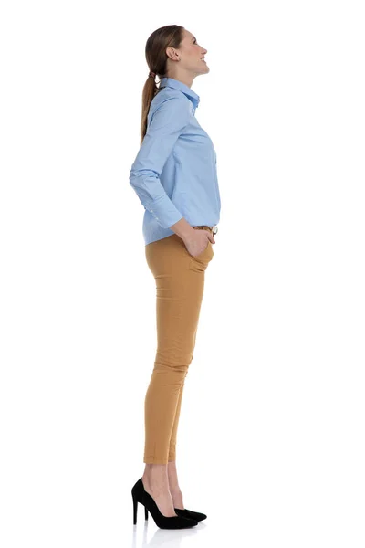 Young model looking up and holding hands in pockets — Stock Photo, Image