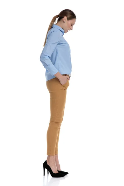 Modelo de moda jovem vestindo camisa azul e olhando para baixo — Fotografia de Stock