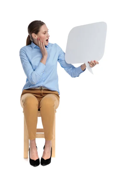 Shocked young woman presenting speech bubble — Stock Photo, Image
