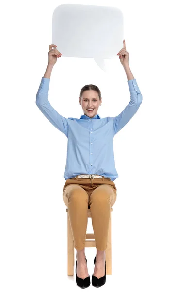 Feliz joven mujer sosteniendo el habla burbuja — Foto de Stock