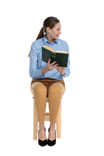 Mujer joven con camisa azul y libro de lectura — Foto de Stock