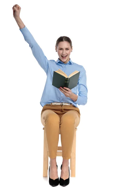 Feliz joven empresaria leyendo y celebrando la victoria — Foto de Stock