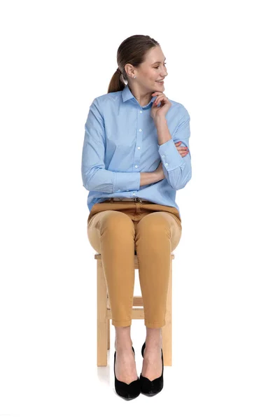 Приваблива модна жінка в синій сорочці і дивиться в бік — стокове фото