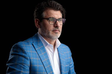 Ayakta duran ve ileriye bakan işadamı