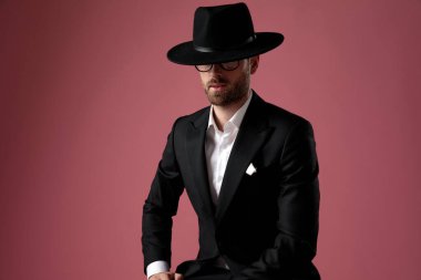 Bacağına yaslanan kendine güvenen gizemli bir adam.