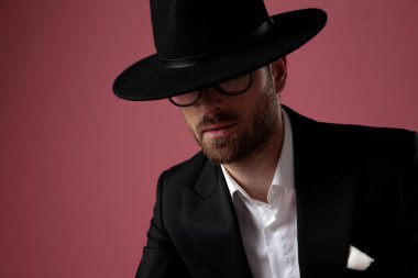 İleriye bakan yakışıklı bir damada yaklaş. 