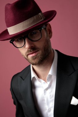 Kendine güvenen bir damada yaklaş. 