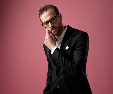 Damadın elini yüzüne dayadığını merak ediyorum.