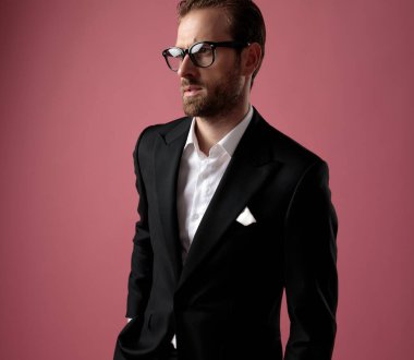 Umut dolu zarif adam başka tarafa bakıyor. 