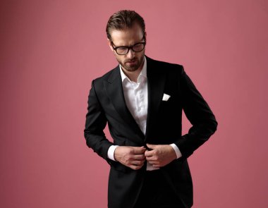 Gözlük takarken ceketinin düğmelerini açmak çekici.