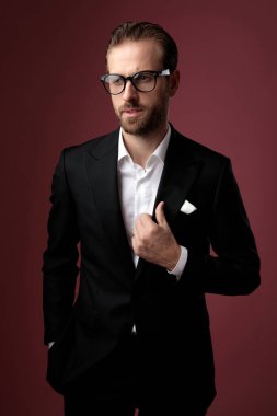 Umut dolu damat ceketini düzeltiyor. 