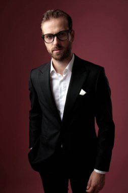 Damadın elini cebinde tuttuğuna ikna olmuş.