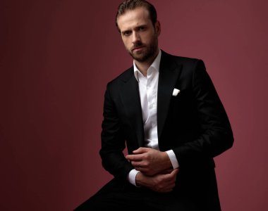 Kendine güvenen damat kolunu düzeltiyor. 