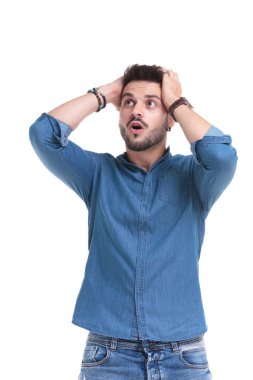 Düşünceli bir şekilde ellerini başının üstünde tutuyor, gözlerini kaçırıyordu.