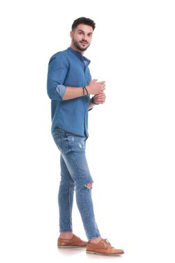 Gergin, sıradan bir adam ayakta durup düşünüyor.