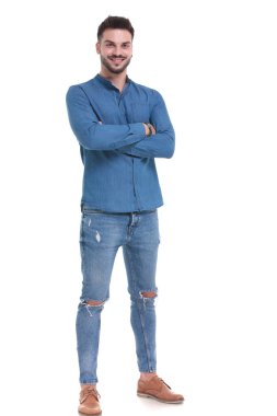 Kollarını kavuşturmuş mutlu sıradan bir adam.