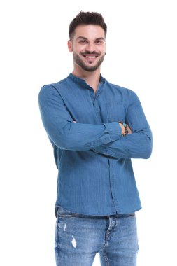 Kolları bağlı gülen neşeli sıradan bir adam.