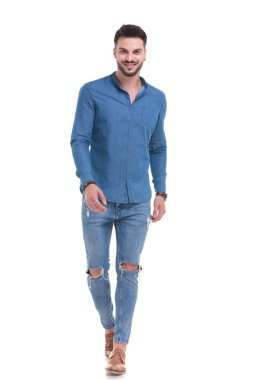 Neşeli sıradan bir adam yürüyor ve gülüyor. 