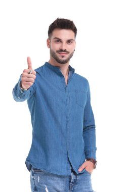 Modern, sıradan bir adam başparmağını kaldırıyor. 