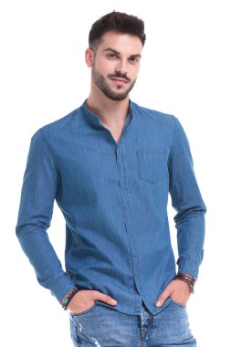 Yakışıklı, sıradan bir adam elleri cebinde duruyor.