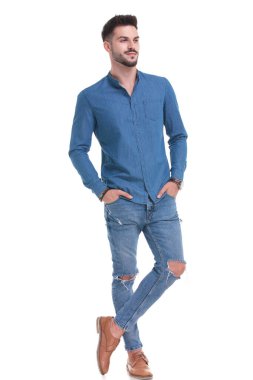 Merak eden sıradan bir adam başka tarafa bakıyor