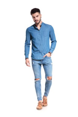 Büyüleyici sıradan adam öne çıkıyor. 