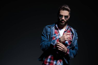 Kolunu düzelten ve ileriye bakan sıradan bir adam. 