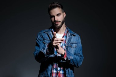 Kendine güveni tam, ileri bakan bir adam. 