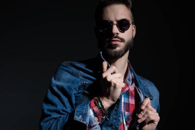 Yakasını ve ceketini ayarlayan hoş bir adam. 