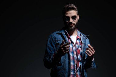Çekici, sıradan bir adam, davetkar ve davetkar.