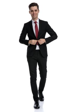 Pozitif iş adamı ceketinin düğmelerini açıyor. 