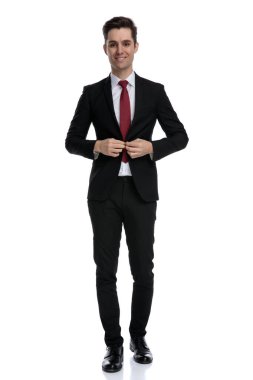 Mutlu iş adamı ceketinin düğmelerini açıyor. 