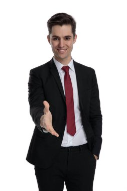 Pozitif genç iş adamı el sıkışıyor.