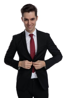 Mutlu iş adamı ceketinin düğmelerini açıyor. 