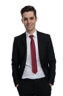 Yakışıklı iş adamı iki elini de cebinde tutuyor.