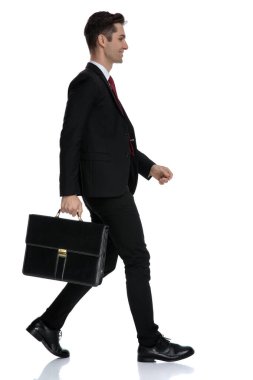 Gülümseyen neşeli bir iş adamının yan görünüşü 