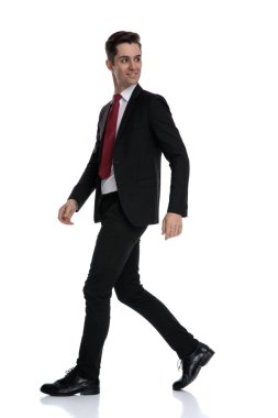 Omzunun üzerinden bakan meraklı bir iş adamının yan görüntüsü