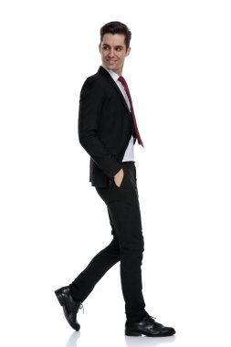 Başka tarafa bakan genç bir iş adamının yan görüntüsü 