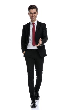 Neşeli iş adamı tokalaşıyor.