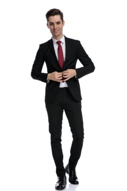 Neşeli iş adamı ceketinin düğmelerini açıyor.