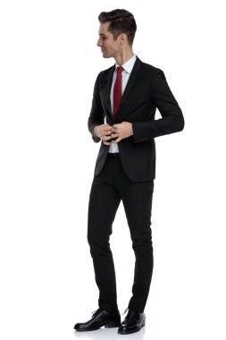 Zarif bir iş adamı ve ceketinin düğmelerini açıyor. 