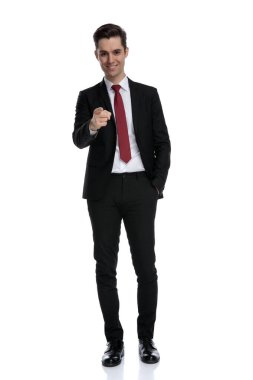 Çekici iş adamı ileri işaret ediyor 