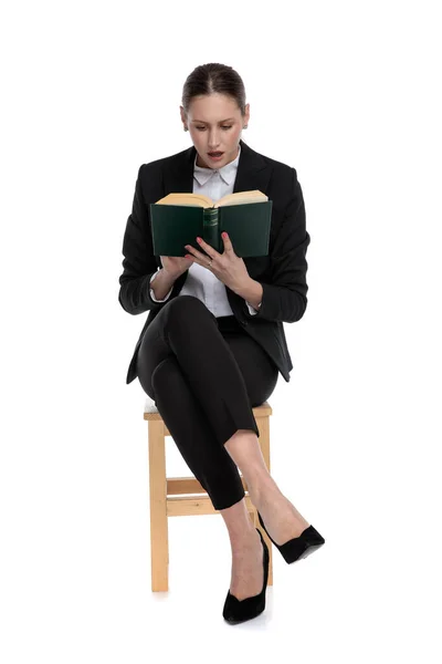 Empresária sentado e lendo seu livro profundamente fascinado — Fotografia de Stock